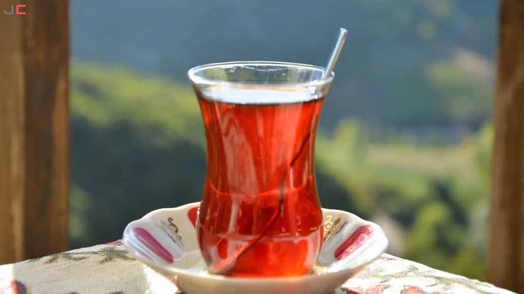 فنجان چای گرم در تابستان